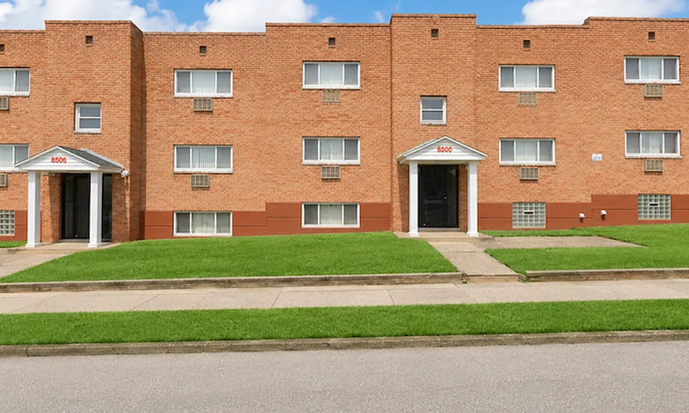 Exterior view of Everett Court Apartments