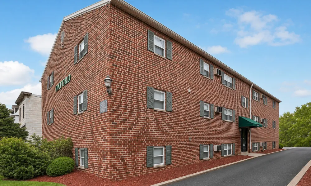 Exterior view of Oxford Plaza